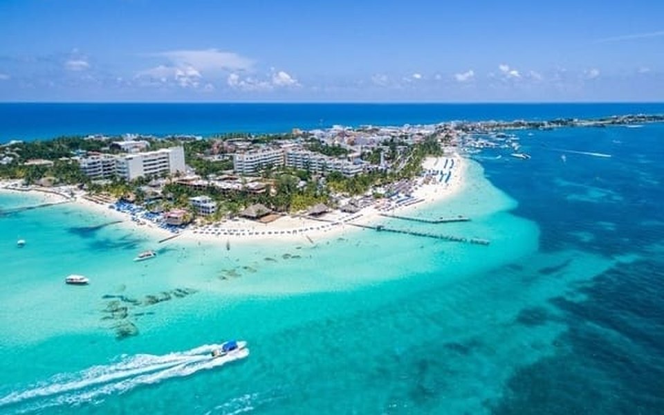 Turquoise Caribbean water and resort coastline in Cancún, Mexico