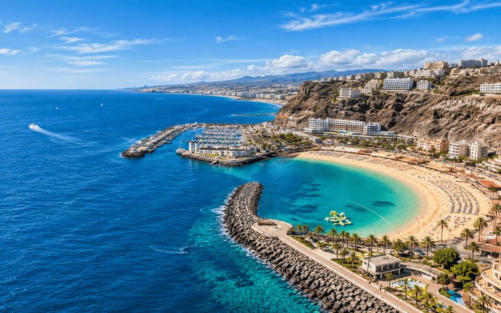 Boardwalk cafés overlooking Playa de Las Canteras and the coastal skyline of Las Palmas de Gran Canaria